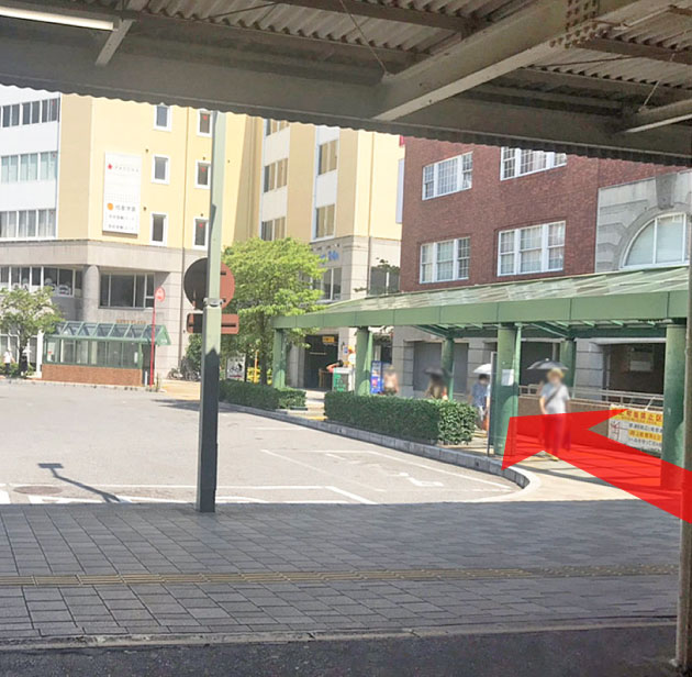 草津駅西口ロータリーを右手へ直進（道順2）