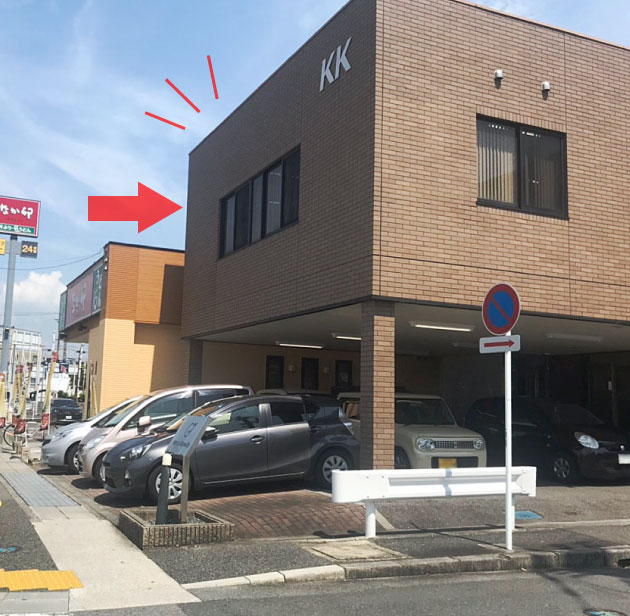 右手のレンガの建物が草津事務所（道順4）